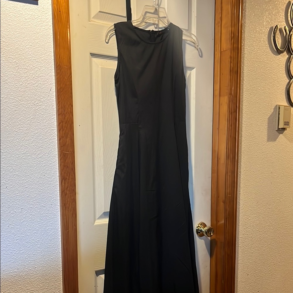 Elegant Black Midi Dress with Timeless Appeal